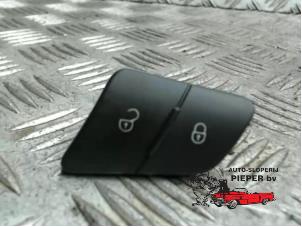 Gebruikte Schakelaar Centr. Deurvergrendeling Volkswagen Passat Variant 4Motion (3C5) 2.0 TDI 16V 170 Prijs € 15,75 Margeregeling aangeboden door Autosloperij Pieper BV