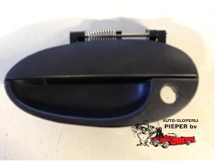 Nieuwe Deurgreep 4Deurs links-voor Chevrolet Matiz Prijs € 26,24 Inclusief btw aangeboden door Autosloperij Pieper BV