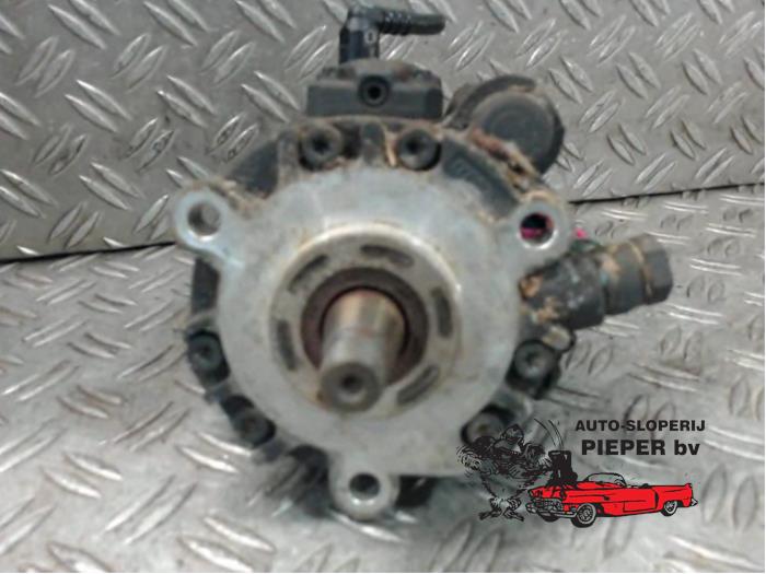 Dieselpomp van een Peugeot Partner Combispace 2.0 HDi 2001