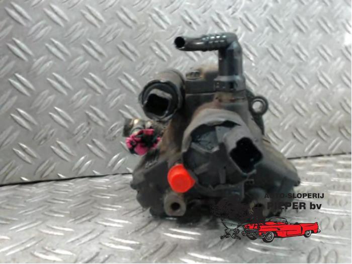 Dieselpomp van een Peugeot Partner Combispace 2.0 HDi 2001