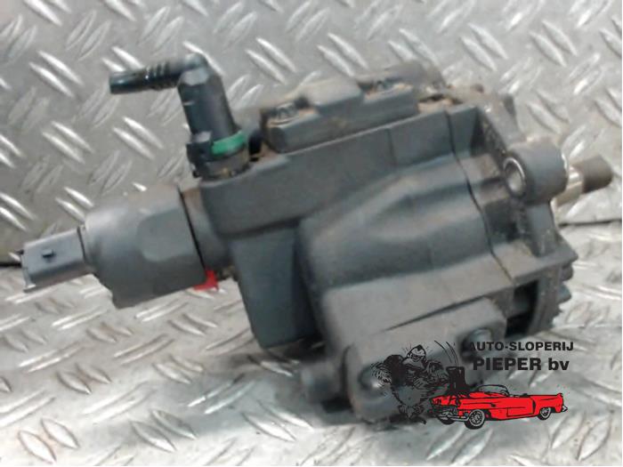 Dieselpomp van een Peugeot Partner Combispace 2.0 HDi 2001