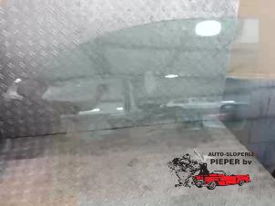 Gebruikte Portierruit 2Deurs links Peugeot 206+ (2L/M) 1.4 XS Prijs op aanvraag aangeboden door Autosloperij Pieper BV