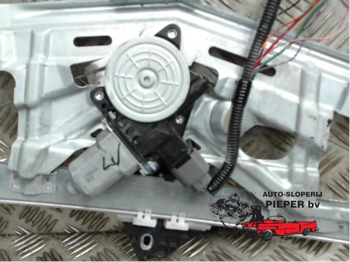 Ruitmechaniek 4Deurs links-voor van een Honda Civic (FK/FN) 1.8i VTEC 16V 2011