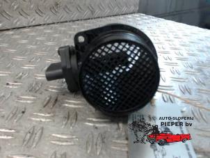 Gebruikte Luchtmassameter Volkswagen Passat Variant (3B5) 2.3 VR5 Prijs € 36,75 Margeregeling aangeboden door Autosloperij Pieper BV
