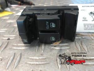 Gebruikte Schakelaar Elektrisch Raam Hyundai Coupe 2.0i 16V CVVT Prijs € 21,00 Margeregeling aangeboden door Autosloperij Pieper BV