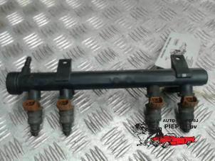 Gebruikte Injector brug Skoda Fabia (6Y2) 1.4i Prijs € 52,50 Margeregeling aangeboden door Autosloperij Pieper BV