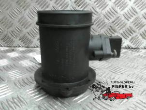 Gebruikte Luchtmassameter Mercedes E (W210) 3.0 E-300D Turbo 24V Prijs € 31,50 Margeregeling aangeboden door Autosloperij Pieper BV