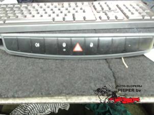 Gebruikte Paniekverlichtings Schakelaar Smart Forfour (454) 1.1 12V Prijs € 42,00 Margeregeling aangeboden door Autosloperij Pieper BV