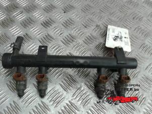 Gebruikte Injector brug Skoda Fabia (6Y5) 1.4i Prijs € 52,50 Margeregeling aangeboden door Autosloperij Pieper BV