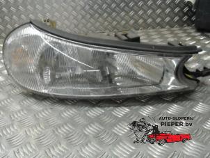 Gebruikte Rechter Koplamp Ford Mondeo II Wagon 1.8i 16V E2/96 EEC Prijs € 36,75 Margeregeling aangeboden door Autosloperij Pieper BV