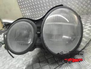 Gebruikte Koplamp links Mercedes E (W210) 2.2 E-220D 16V Prijs € 36,75 Margeregeling aangeboden door Autosloperij Pieper BV