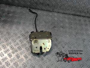 Gebruikte Achterklep Slotmechaniek Ford Mondeo III 1.8 16V Prijs op aanvraag aangeboden door Autosloperij Pieper BV