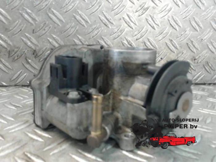 Gebruikte Gasklephuis Volkswagen Polo III (6N1) 1.6i 75 Prijs € 47,25 Margeregeling aangeboden door Autosloperij Pieper BV