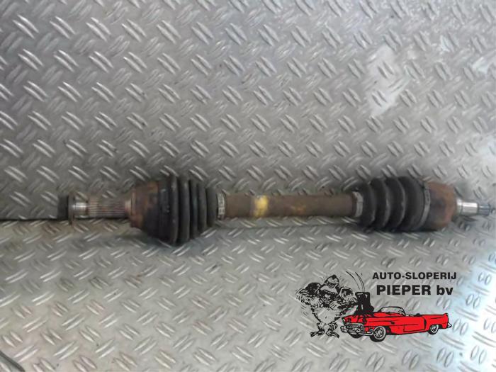 Gebruikte Aandrijfas links-voor Ford Fiesta 5 (JD/JH) 1.25 16V Prijs € 36,75 Margeregeling aangeboden door Autosloperij Pieper BV