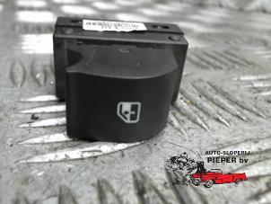 Gebruikte Ruit schakelaar elektrisch Fiat Grande Punto (199) 1.3 JTD Multijet 16V 85 Actual Prijs € 10,50 Margeregeling aangeboden door Autosloperij Pieper BV