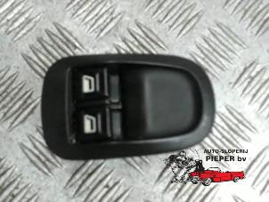 Gebruikte Raam schakelaar elektrisch Peugeot 206 SW (2E/K) 1.4 Prijs € 21,00 Margeregeling aangeboden door Autosloperij Pieper BV