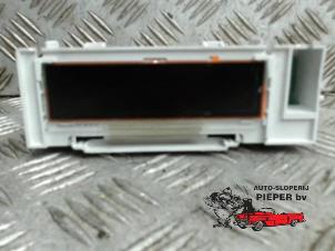 Gebruikte Display Interieur Renault Clio III (BR/CR) 1.2 16V 75 Prijs € 26,25 Margeregeling aangeboden door Autosloperij Pieper BV