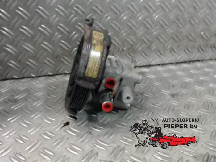Gebruikte Servopomp Volvo S40 (VS) 2.0 16V Turbo Prijs € 42,00 Margeregeling aangeboden door Autosloperij Pieper BV