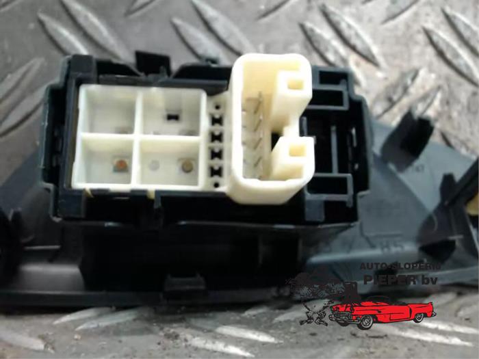 Raam schakelaar elektrisch van een Toyota Aygo (B40) 1.0 12V VVT-i 2015