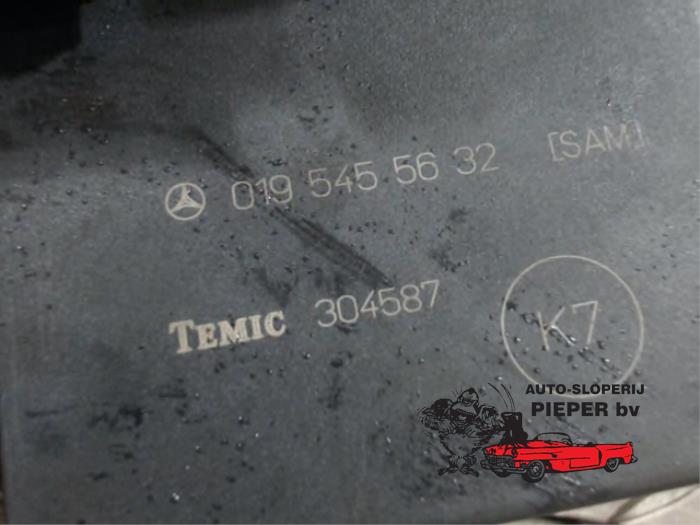 Zekeringkast van een Mercedes-Benz CLK (W208) 2.0 200 16V 1999
