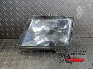 Gebruikte Linker Koplamp Mercedes Vito (638.0) 2.2 CDI 108 16V Prijs op aanvraag aangeboden door Autosloperij Pieper BV