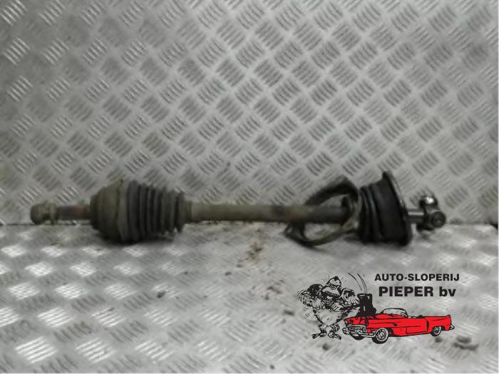 Gebruikte Aandrijfas links-voor Renault Twingo (C06) 1.2 SPi Phase I Prijs € 36,75 Margeregeling aangeboden door Autosloperij Pieper BV