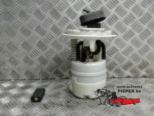 Gebruikte Benzinepomp Peugeot 407 SW (6E) 2.0 16V Prijs € 42,00 Margeregeling aangeboden door Autosloperij Pieper BV