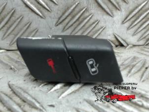 Gebruikte Schakelaar Centr. Deurvergrendeling Audi A4 Avant Quattro (B7) 2.0 TFSI 20V Prijs € 10,50 Margeregeling aangeboden door Autosloperij Pieper BV
