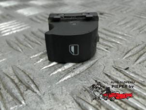 Gebruikte Elektrisch Raam Schakelaar Audi A4 Avant Quattro (B7) 2.0 TFSI 20V Prijs € 10,50 Margeregeling aangeboden door Autosloperij Pieper BV