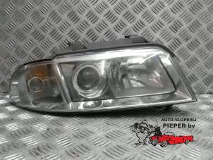 Gebruikte Koplamp rechts Audi A4 (B5) 1.6 Prijs op aanvraag aangeboden door Autosloperij Pieper BV