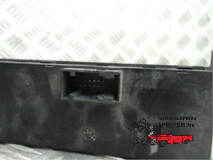 Ruit schakelaar elektrisch van een MINI Mini One/Cooper (R50) 1.6 16V Cooper 2001