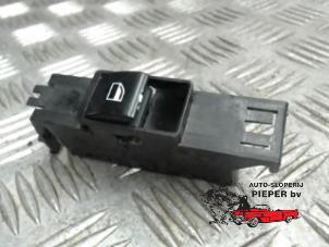 Gebruikte Schakelaar Elektrisch Raam BMW 3 serie (E46/4) 318i Prijs € 15,75 Margeregeling aangeboden door Autosloperij Pieper BV