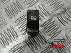 Gebruikte Schuifdak schakelaar Peugeot 207 SW (WE/WU) 1.4 16V Vti Prijs € 10,50 Margeregeling aangeboden door Autosloperij Pieper BV