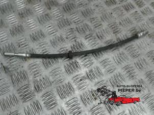 Gebruikte Remslang voor Volkswagen Polo III (6N2) 1.4 Prijs € 10,50 Margeregeling aangeboden door Autosloperij Pieper BV