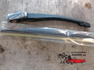 Nieuwe Ruitenwisserarm achter Peugeot 307 SW (3H) 1.6 16V Prijs € 26,24 Inclusief btw aangeboden door Autosloperij Pieper BV