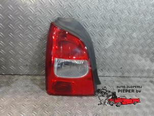Gebruikte Achterlicht links Renault Twingo II (CN) 1.2 Prijs op aanvraag aangeboden door Autosloperij Pieper BV