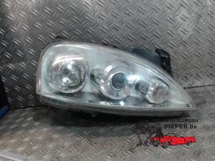 Gebruikte Koplamp rechts Opel Corsa C (F08/68) 1.4 16V Twin Port Prijs € 42,00 Margeregeling aangeboden door Autosloperij Pieper BV