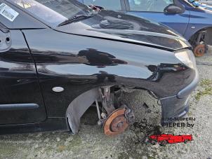Gebruikte Spatbord rechts-voor Peugeot 206 CC (2D) 2.0 16V Prijs € 50,00 Margeregeling aangeboden door Autosloperij Pieper BV