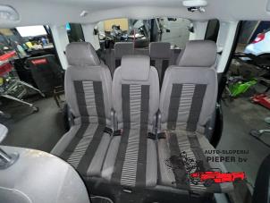 Gebruikte Voorstoel midden Volkswagen Touran (1T1/T2) 1.6 Prijs op aanvraag aangeboden door Autosloperij Pieper BV