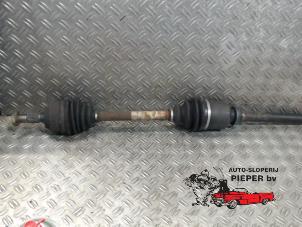 Gebruikte Aandrijfas rechts-voor Peugeot 307 CC (3B) 2.0 16V Prijs op aanvraag aangeboden door Autosloperij Pieper BV