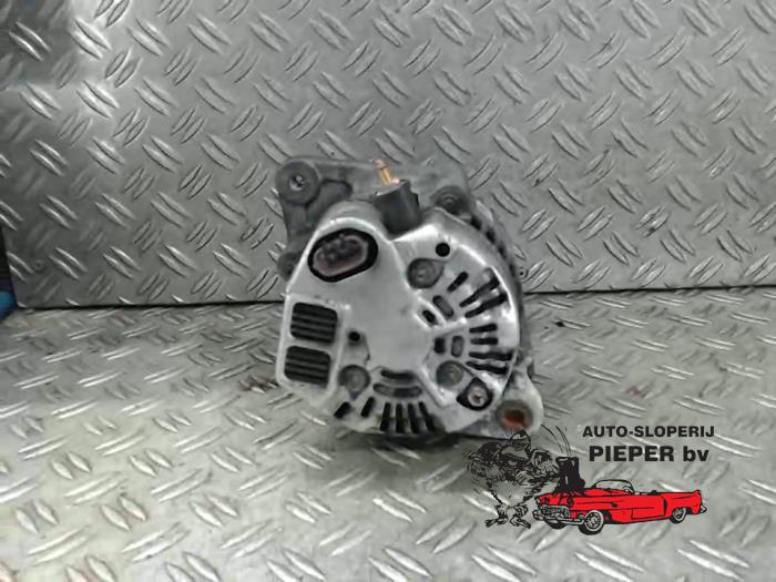 Dynamo van een Daihatsu Terios (J1) 1.3 16V DVVT 4x2 2004