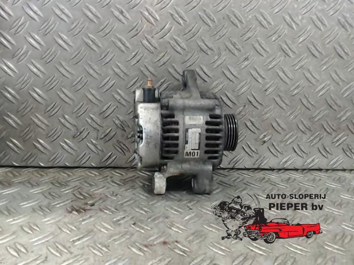 Dynamo van een Daihatsu Terios (J1) 1.3 16V DVVT 4x2 2004