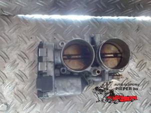 Gebruikte Gasklephuis Opel Omega B Caravan (21/22/23) 3.2 V6 24V Prijs € 52,50 Margeregeling aangeboden door Autosloperij Pieper BV