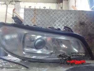 Gebruikte Koplamp rechts Opel Omega B Caravan (21/22/23) 3.2 V6 24V Prijs € 131,25 Margeregeling aangeboden door Autosloperij Pieper BV