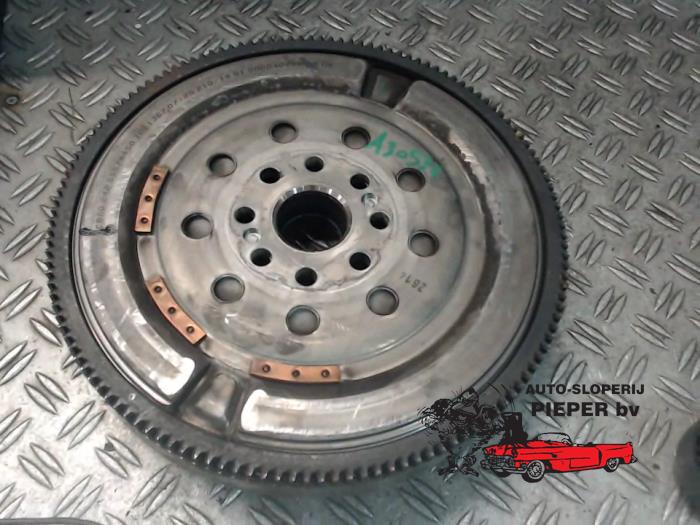 Gebruikte Vliegwiel dubbele massa Opel Astra J Sports Tourer (PD8/PE8/PF8) 1.6 CDTI 16V Prijs € 131,25 Margeregeling aangeboden door Autosloperij Pieper BV