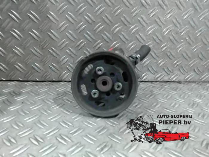 Servopomp van een Audi A4 Avant (B7) 2.0 TDI 16V 2006