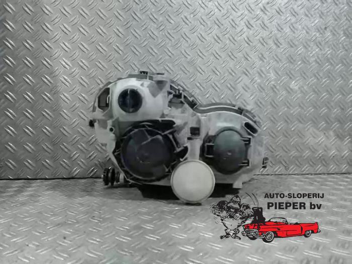 Koplamp links van een Mercedes-Benz C (W203) 1.8 C-180K 16V 2002