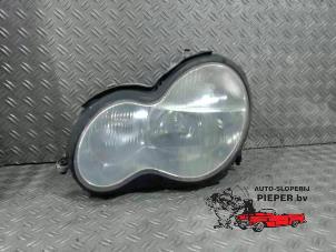 Gebruikte Koplamp links Mercedes C (W203) 1.8 C-180K 16V Prijs € 36,75 Margeregeling aangeboden door Autosloperij Pieper BV