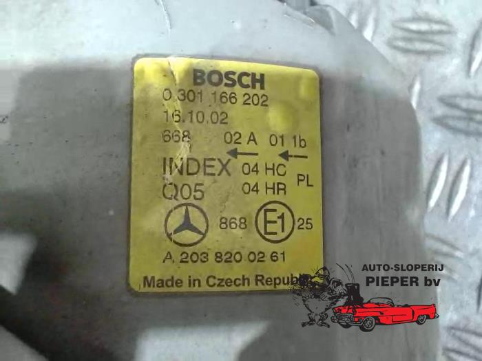 Koplamp rechts van een Mercedes-Benz C (W203) 1.8 C-180K 16V 2002