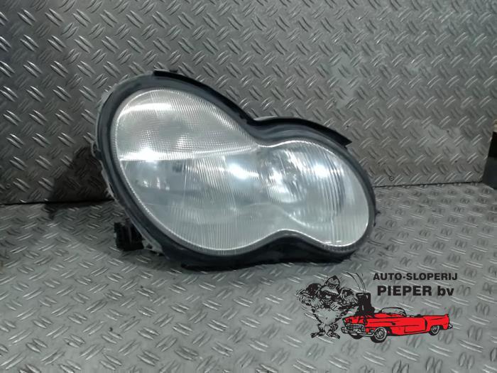 Koplamp rechts van een Mercedes-Benz C (W203) 1.8 C-180K 16V 2002